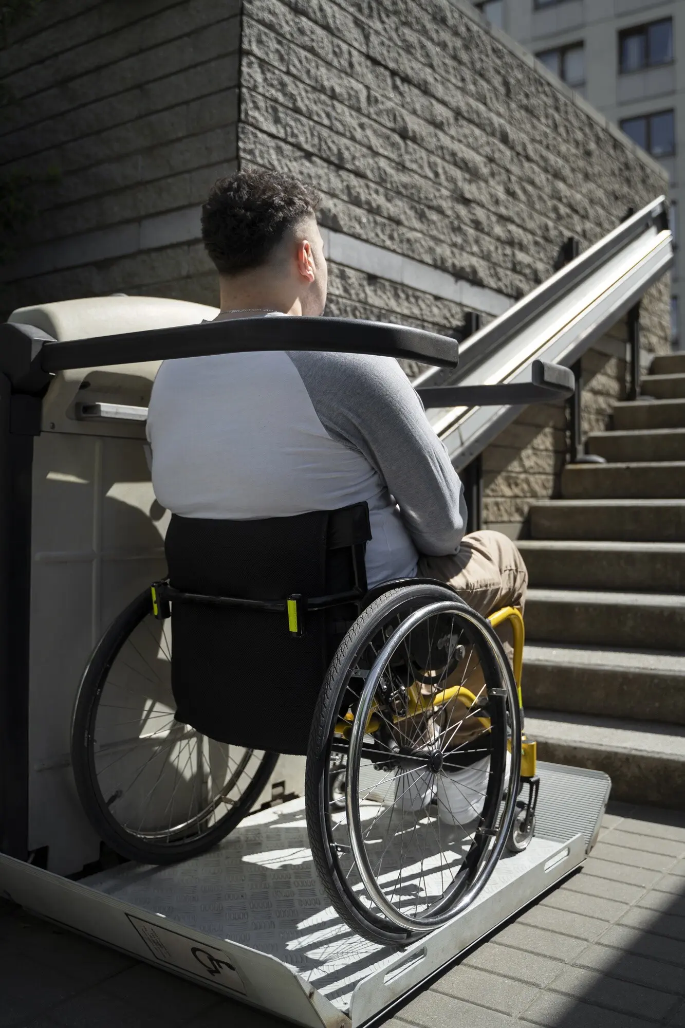 Vue de côté d'un homme en fauteuil roulant