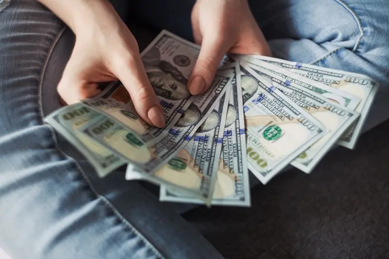 Un homme d’affaires et un employé collaborent sur un projet financier pour une start-up.